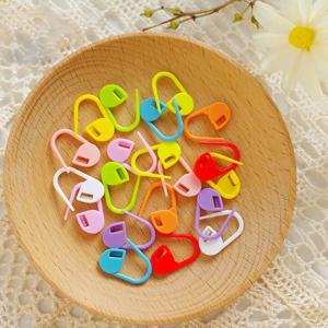 100-1000pcs 믹스 컬러 플라스틱 수지 작은 클립 잠금 스티치 마커 크로 셰 뜨개질 래치 뜨개질 도구 바늘 클립 후크 바느질 도구