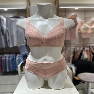 [트라이엄프/Triumph] 레이스 노와이어브라 헴팬티세트 TWBR273TWBP273BE