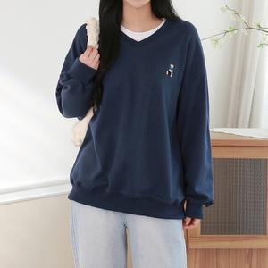 [올리비에스클로젯] 브이넥 베어자수 맨투맨 티셔츠_O2501TS008A