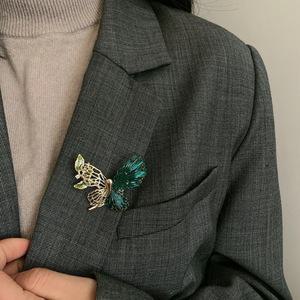 호크아이 여성여친 카네이션브로치 키작 코사지 브로치 가디건 버터플라이 나비 골드 KKE3