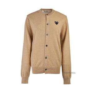 [롯데백화점]꼼데가르송 [라벨루쏘] FW24 공용 하트 와펜 가디건 AX N023 051 3 LIGHT 카멜
