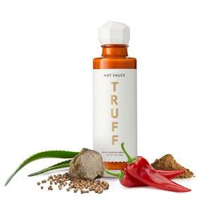 TRUFF 화이트 트러플 핫소스, 6온스 맛 페퍼를 경험, 익은 잘 곁들인 아가베 넥타, 고수, 병에 오일, 칠리 고메 담긴