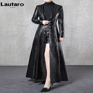 Lautaro 가을 엑스트라 롱 블랙 반짝 이는 반사 악어 인쇄 특허 인조 가죽 트렌치 코트 사이드 더블 슬릿이있는 여성용