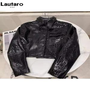 Lautaro-여성용 쇼트 블랙 페이턴트 가죽 재킷, 반짝이는 반사 악어 프린트, 긴팔, 멋진 패션, 봄,
