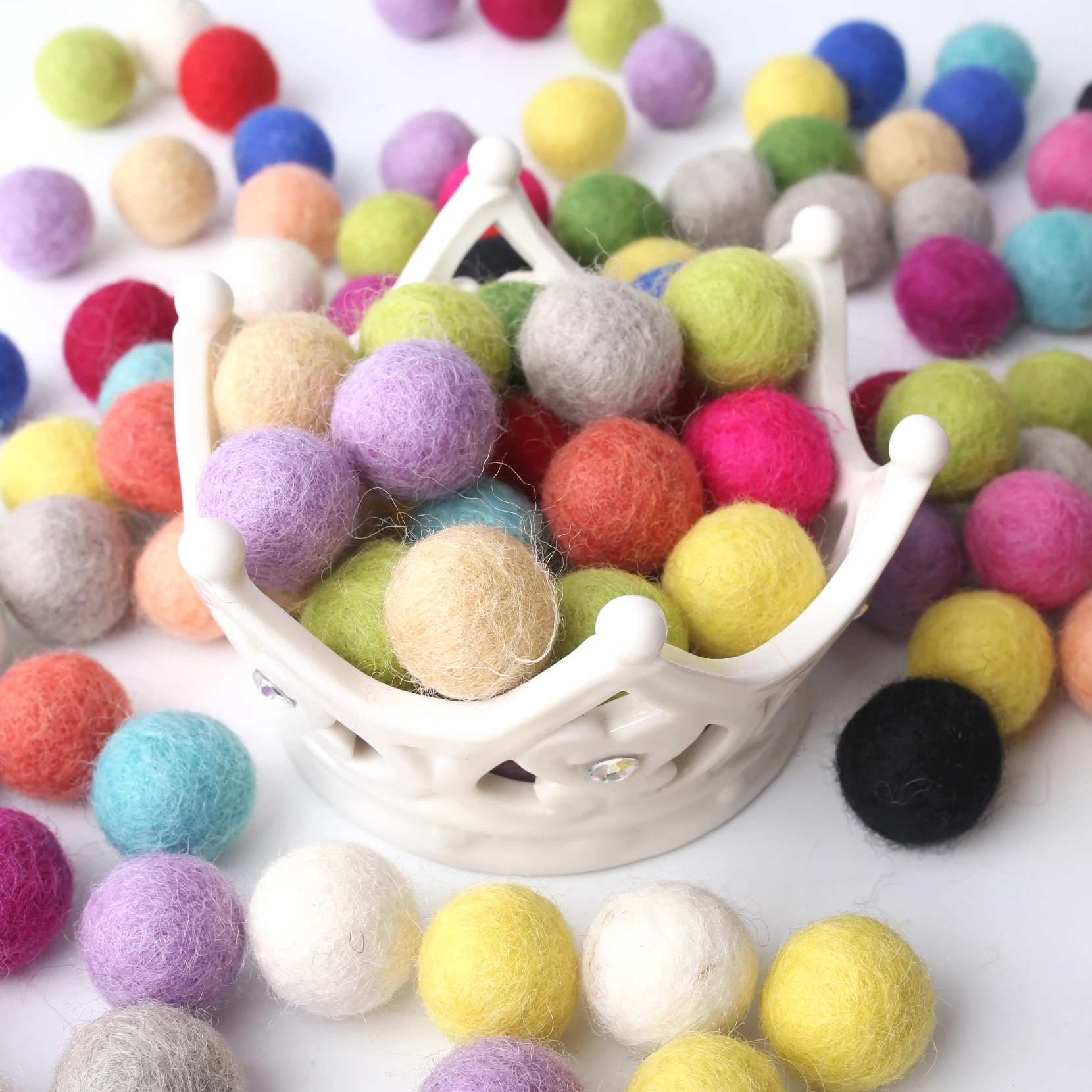 200pc 20mm 양모 펠트 공 라운드 양모 Pom Poms 크리스마스 선물 룸 파티 장식 홈 장식 어린이 용품 장난감 간호사 선물