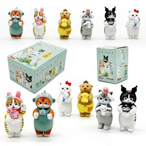 Mofusand 고양이 Sanrio 캐릭터 옷을 입고 인형을 들고 귀여운 그림 블라인드 박스 My Melody Kuromi Cinnomoroll 헬로 키티