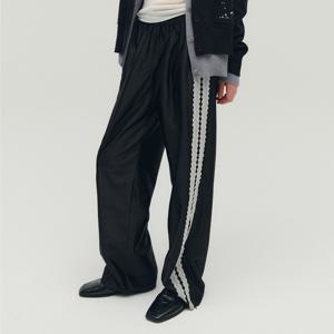 GLOSSY LACE TRACK PANTS [BLACK]