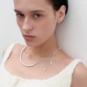 flexible pearl necklace