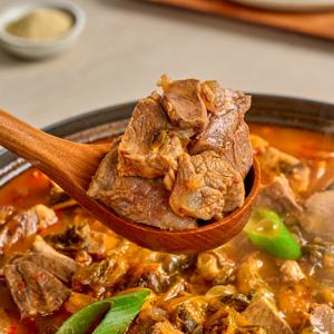 [한돈한우] 뼈없는 고기폭탄 순살 감자탕 700g, 1+1+1+1 (총 4팩)