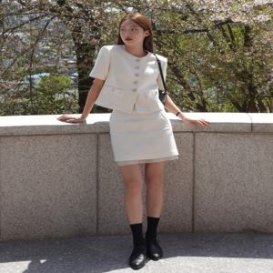 [앳코너] [[24SS]] AESK4B401WT 밑단 포인트 트위드 미니 스커트 화이트