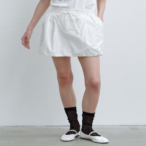 [앳코너] [[24SS]] AESK4B405WT 밑단 스트링 미니 볼륨 스커트 화이트