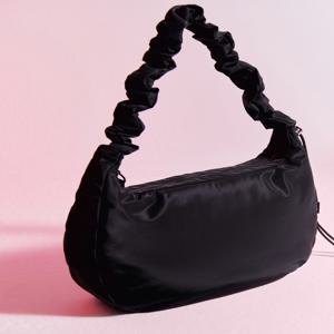 [질 바이 질스튜어트]  JLBA3F605BK [에디]나일론 스트링 라지 숄더백