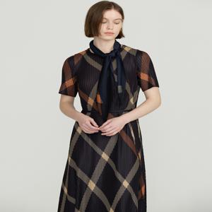 [닥스 여성] [[25SS]] DLDR5BP24BK [D-PLEATS][스카프 세트] 블랙 사선 체크 반팔 롱 플리츠 원피스