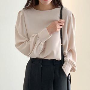 [어썸] B8심플라운드넥 셔링소매 블라우스_261352