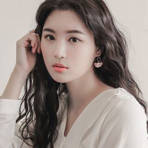 [바이데이지]제이로렌 1M02422 패브릭플라워 언발귀걸이