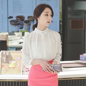 오드 BLJ066 페미닌 쥬얼리넥 셔링 블라우스