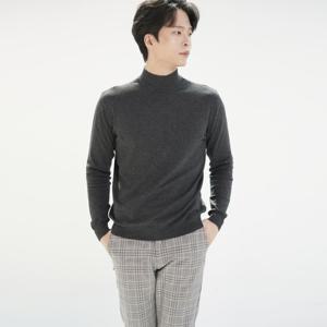 차콜 소프트 카라멜 하프넥 니트 스웨터.GWH21401