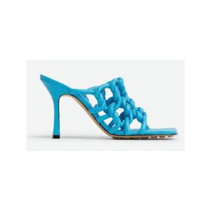 BOTTEGA VENETA 트위스트 튜블러 램스킨 샌들힐 1037564