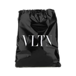 발렌티노 VLTN 로고 드로스트링 레더 백팩 926051