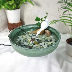 청자색 도자기 원형 수반과 옹달샘 분수