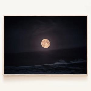 여름 하늘 바닷가의 보름달 예쁜 우주 달사진 액자