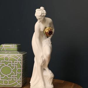 목욕하는 여인 석고상