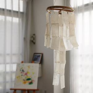 아름다운 소리를 내는 스퀘어화이트 자개 모빌 썬캐쳐