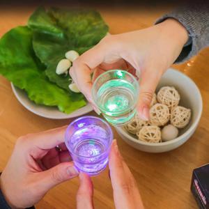 특이한 예쁜 LED 소주잔 -불빛 불들어오는 술잔 캠핑소주잔 파티용품 파티잔 특이한소주잔
