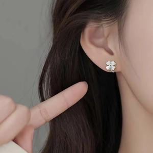 써지컬 심플 실버 네잎 클로버 어이링 볼 귀걸이 s925 여자 팬시 소품