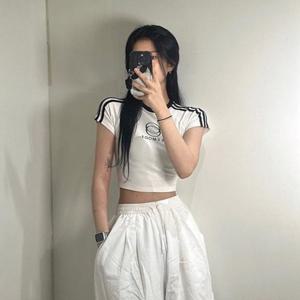 힙한 Y2K 프린팅 트랙라인 크롭 티셔츠 스포티 트랙 라인 크롭 반팔 배색 티셔츠 세미크롭
