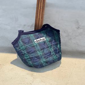 다크그린 손목 한손 나들이 마실 누빔 패딩 토트백