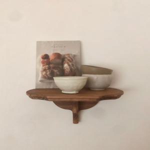 물건을 정리하기 좋은 빈티지 앤틱 벽선반 빔프로젝터선반