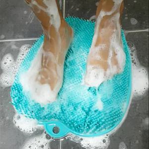 지압까지 OK, 숙이지 않고 발 씻는 실리콘 샤워 풋브러쉬