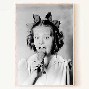 아이스크림을 먹는 소녀 빈티지 흑백 사진 레트로 감성 포스터 액자