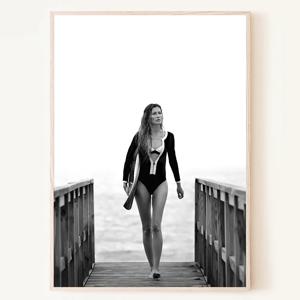 분위기 있는 해안의 서퍼 모델 서핑 흑백사진 액자