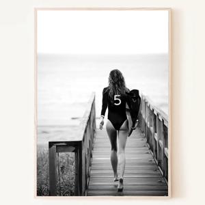 분위기 있는 해안의 서퍼 모델 서핑 흑백사진 액자