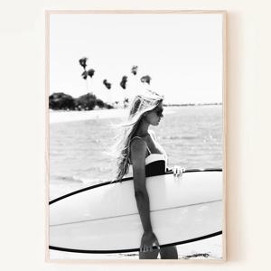 서핑보드를 든 해변의 소녀 흑백사진 빈티지 여름액자