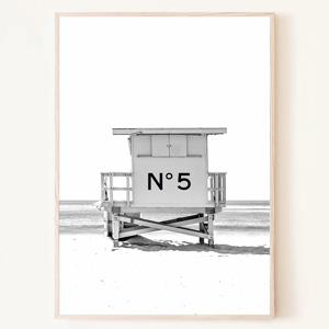 서핑보드를 든 해변의 소녀 흑백사진 빈티지 여름액자