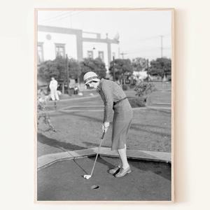 빈티지 흑백 퍼팅하는 숙녀 사진 액자