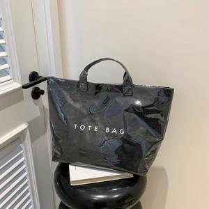 TEMU 1개 여성용 멀티펑셔널 PVC 토트백 - 대용량 내구성 있는 짐가방 고정 어깨끈 포함, 스타일리시한 레터링 프린트, 커피 & 블랙 색상, 업무 및 여행용 일상 필수품