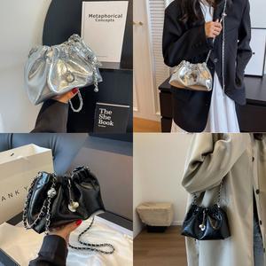 코인잉크크로스백 유광 여성 가방 실버 데일리 미니