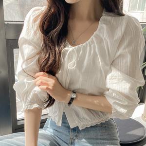 [봄신상/청순템] 레이스 셔링 펀칭 블라우스