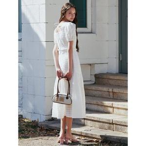 갤러리아 [BLUE LABEL] 레터링 장식 바게트 숄더백 ER2OAB02