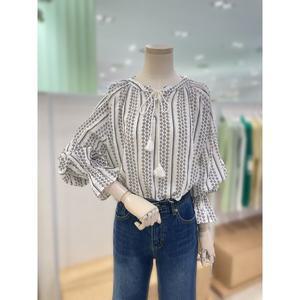 갤러리아 라운드 넥리본 프린트 블라우스(SEK4SHF417)
