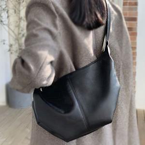 베이직 심플 디자인 활용도 좋은 반달 레더 크로스백