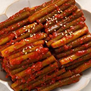 셰프애찬 남해 햇마늘쫑 김치 1kg/팩