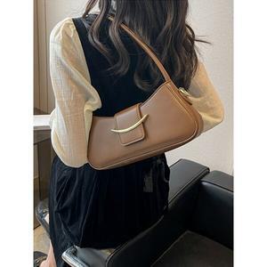 [하프클럽/패션이슈]크레센트 장식 스퀘어  숄더백 702669167803