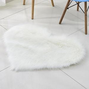 [OFK5PRS8]뿅뿅 하트 장모 러그 50x65cm  털러그 카페트