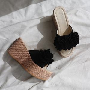 슈즈원 플라워 코사지 통굽 웨지힐 슬리퍼(2color/9cm/7cm)