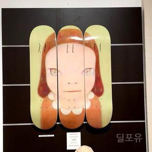 요시토모나라 스케이트보드 벽장식 인테리어 그림 작품 미스 마가렛 전시 장식